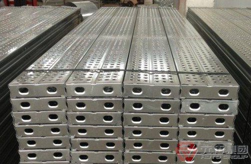 鋼管架子用鋼踏板比用木踏板、竹踏板安裝方便